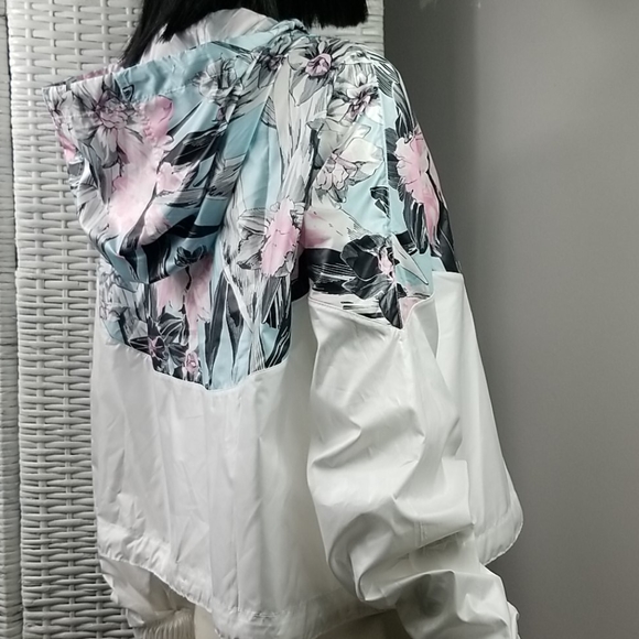 Nike Floral Cropped Windrunner Jacket AR5151 100 - Picture 10 of 14
